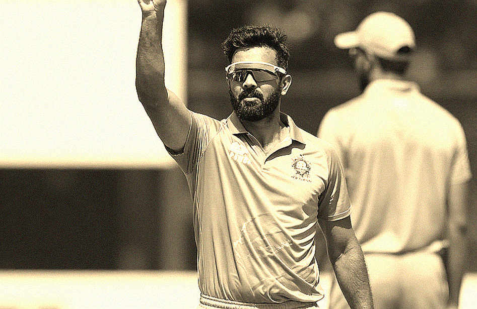 টাইমড আউটের দুই মিনিট: ভাঙা হেলমেটের ফিতা আর আইনের নীরবতা