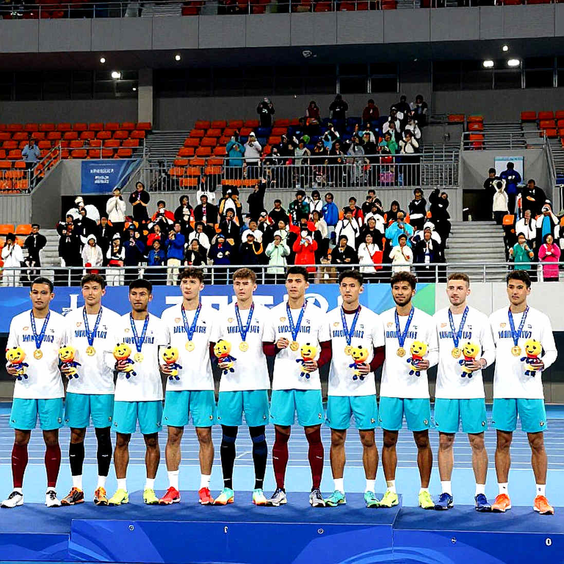 সিডর্ফের KNVB পদত্যাগ আর করিন্থিয়ান্সের গলিত লেজার: একটি কাগজ পরিষ্কার, আরেকটি কাগজ রক্তাক্ত